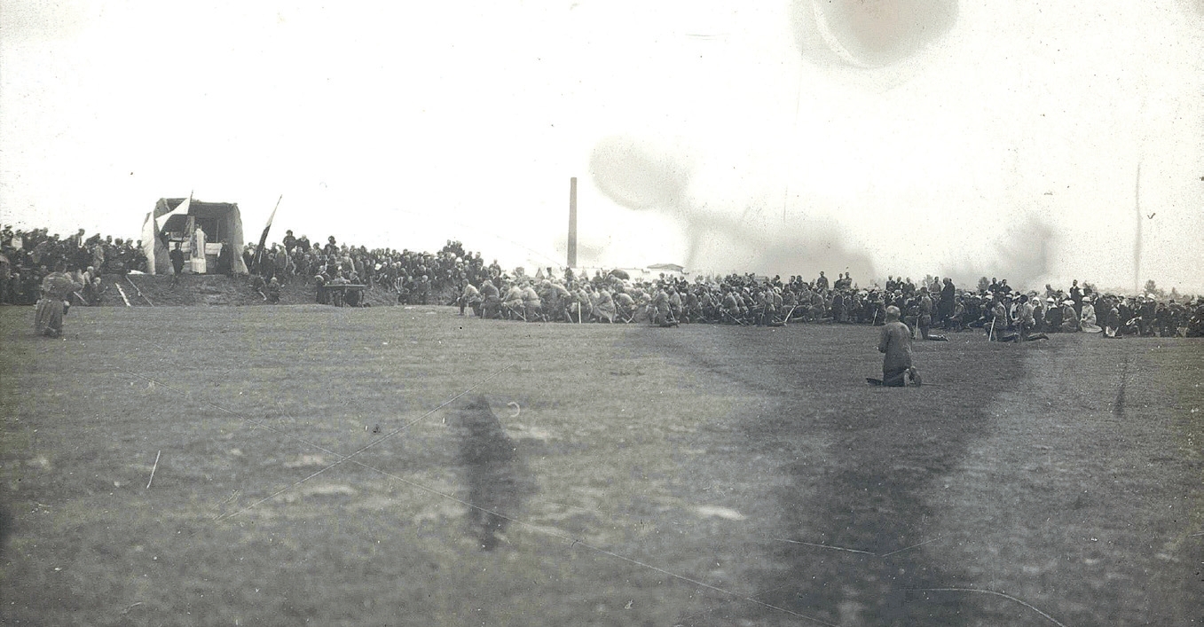 Żołnierze 4 pułku piechoty Legionów przed wymarszem - msza polowa w Piotrkowie, 1915 r.